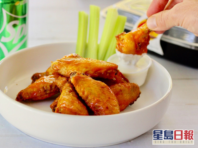 港女用手食雞翼被好友批無儀態。unsplash圖片