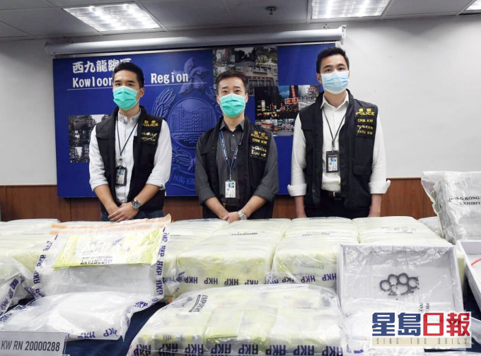 鍾雅倫(中)指,行動中檢獲市值近1.6億元的懷疑冰毒。