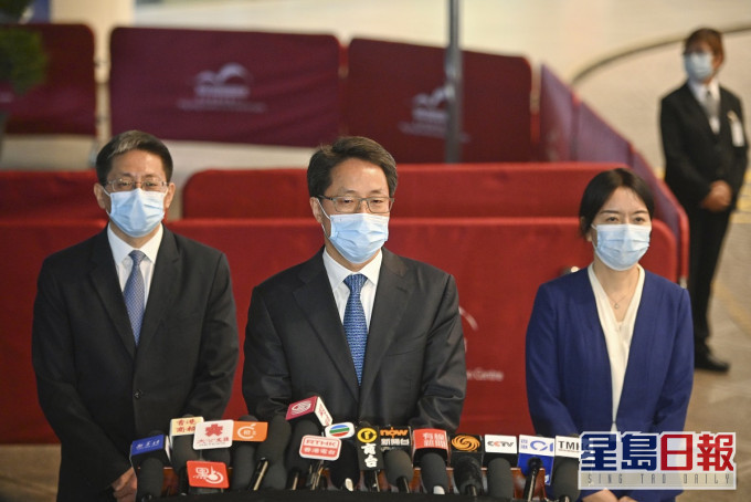 全国人大法工委副主任张勇(左)、港澳办常务副主任张晓明(中)和中联办副主任卢新宁(右)会见传媒。