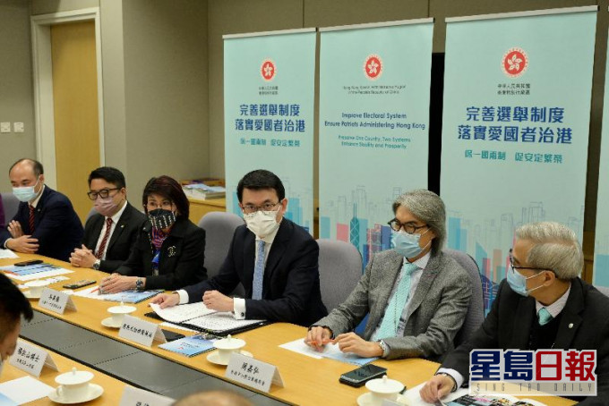邱腾华向多个界别解说完善香港选举制度内容。 政府图片