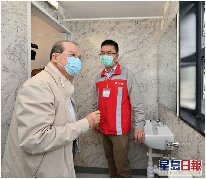 張建宗(左)視察即將投入使用的新增檢疫單位。
