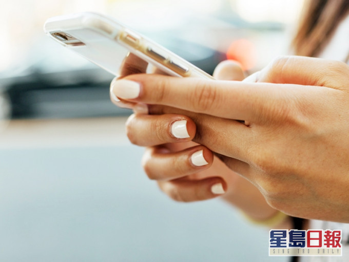 有港女意外發現男友曾對女性友人穿情趣內衣的照片按讚,令她感到難以接受。unsplash圖片(示意圖)