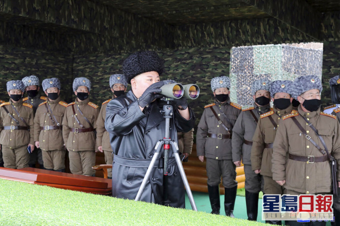 金正恩与军人。AP