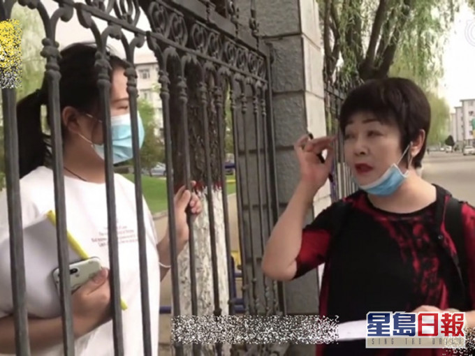 疫情阻礙師生會面,退休教授隔欄為畢業生點評表演。影片截圖