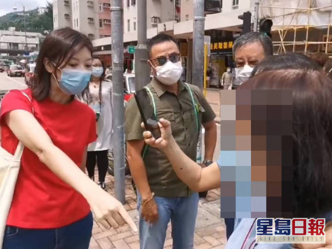 容海恩阻止搶走傳單的女子(右一)離開。李梓敬fb片段截圖