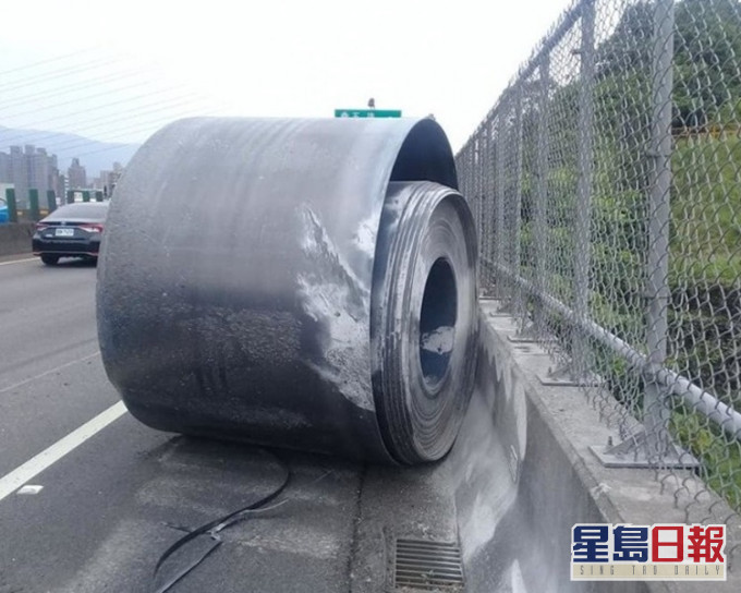 22吨钢卷从车上跌落公路。fb