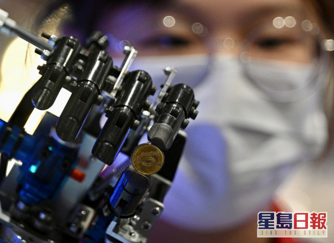是次獲獎的第二代機械臂專為截肢者設計,重七百六十克,不僅防水、可感應熱度,更加入手指點按和開合模式,及轉動手腕的功能。
