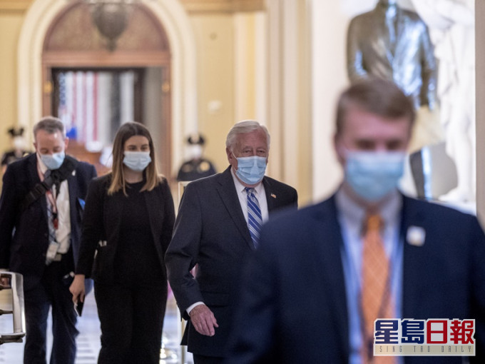 霍耶(右2)指召集议员返回华盛顿国会山庄开会有风险。AP
