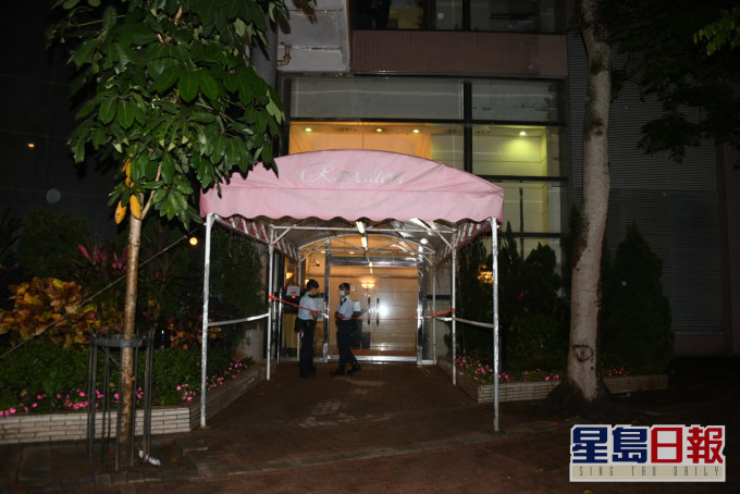 薄扶林道118號豪峰外有警員值班。