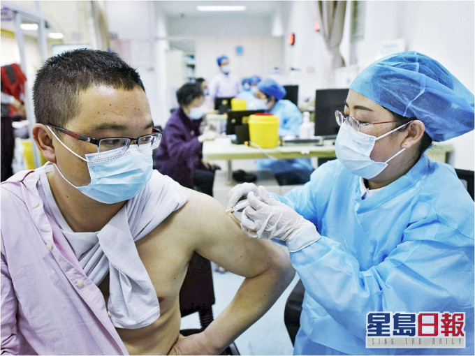 有部分地方為了強迫民眾打針,竟將升學成績及工作表現與打疫苗掛鉤。AP資料圖片