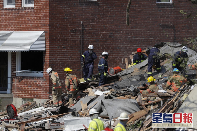 當地消防人員在一片廢墟中,以手和工具進行挖掘搜索,期望能盡快救出剩下的受困者。AP圖