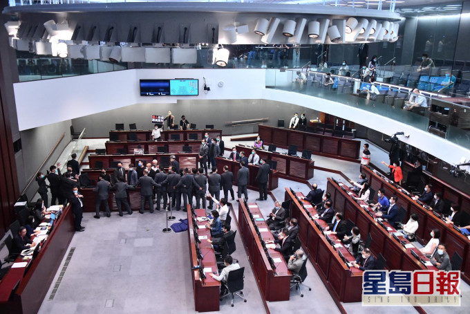 立法會三讀表決通過《國歌條例草案》。