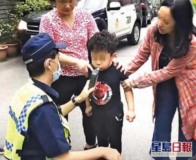 男童要接受酒测脸色苍白及发抖。网图