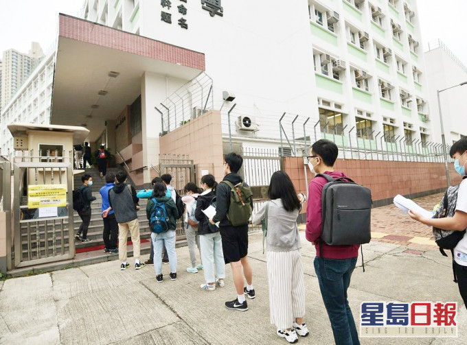 文章又指,香港教育界「中毒」至深。資料圖片