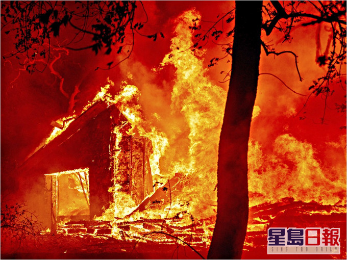 大火已燒毀多棟建築。AP圖片