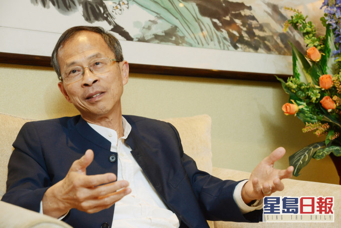 曾钰成指,完善选举制度后,他对日后落实普选更感乐观和正面。 资料图片