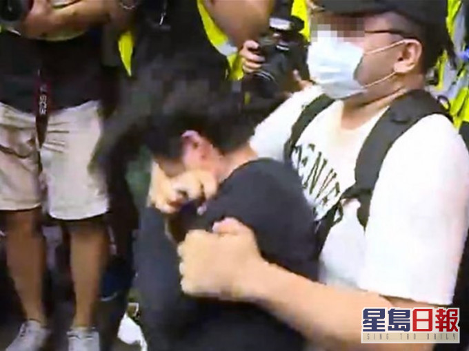 当日有女子被误当女警被人制止。资料图片