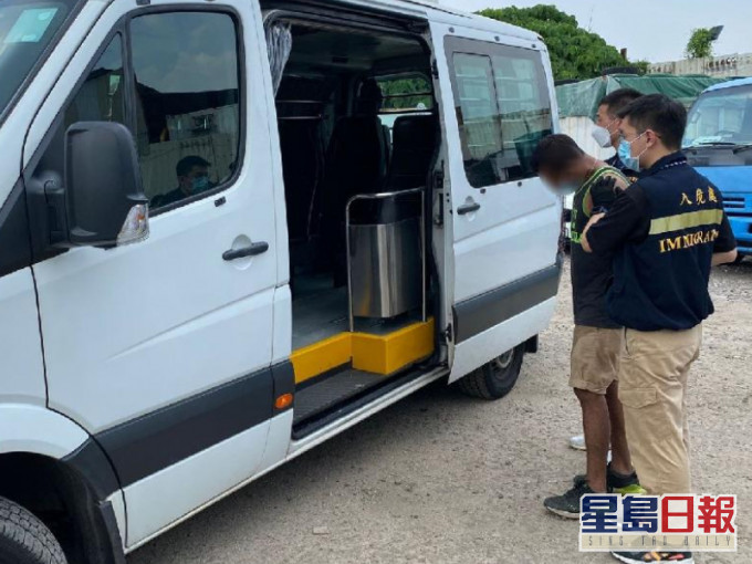 入境處行動中拘捕13人,包括8名黑工。政府新聞處圖片