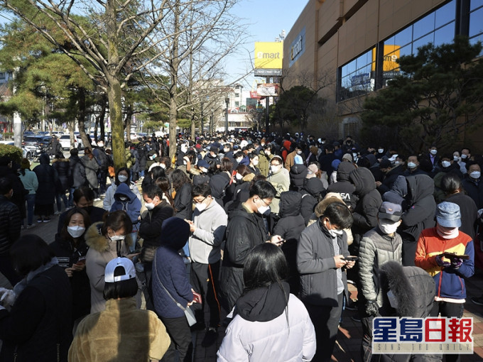 南韓大批民眾排隊購買口罩。AP