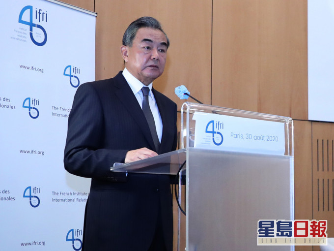 王毅在法國國際關係研究院發表演講。（新華社圖片）