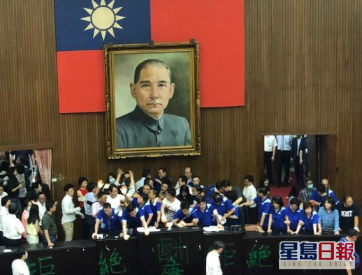 國民黨立委通宵佔領立法院會議廳。中時