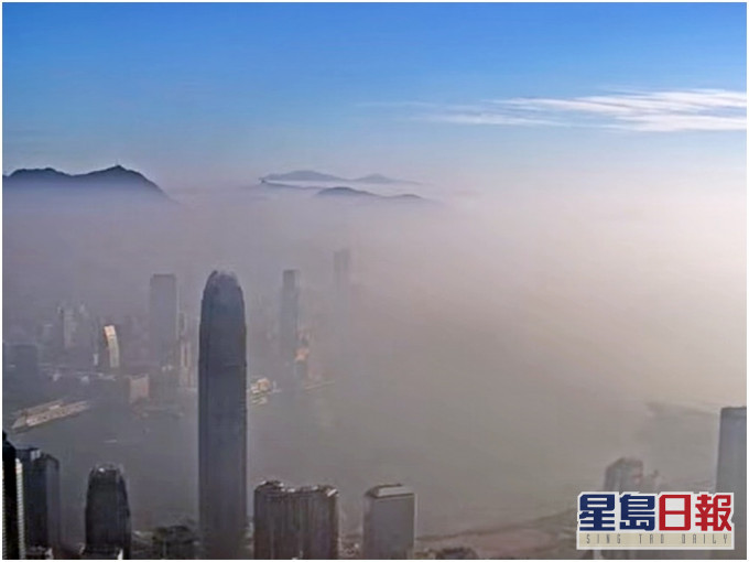 處於逆溫層下的空氣如給一幅被覆蓋住,不容易逃離到高空去。天文台片段截圖