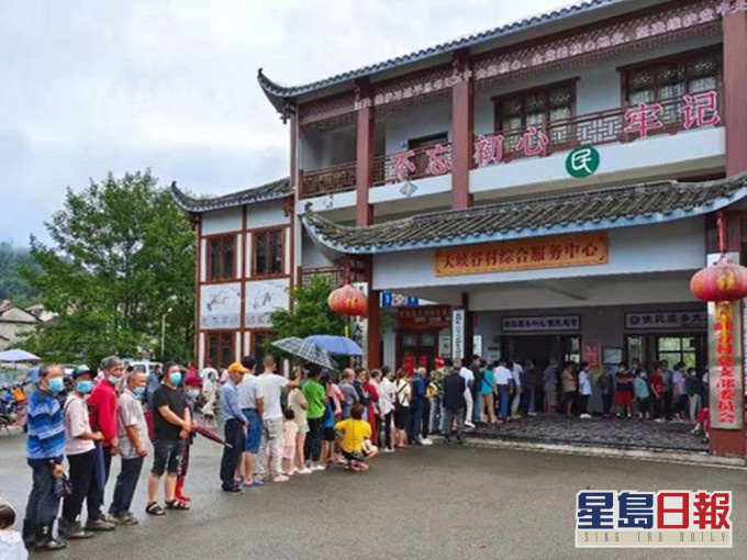 大批張家界市居民排隊輪候檢測。網圖