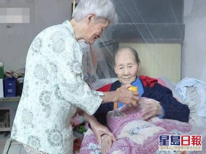 李富榮17年來無微不至的照顧臥床不起的婆婆。網圖