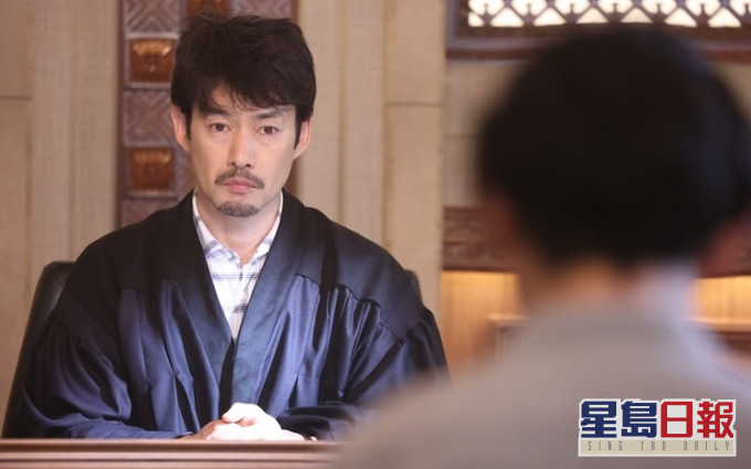 竹野內豐向來記性唔好,今次又大量法庭用的專業詞語,故不停NG。
