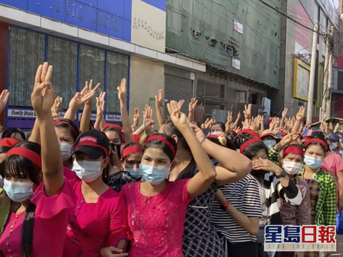 示威者舉起泰國民主運動常用的三指抗爭手勢。AP
