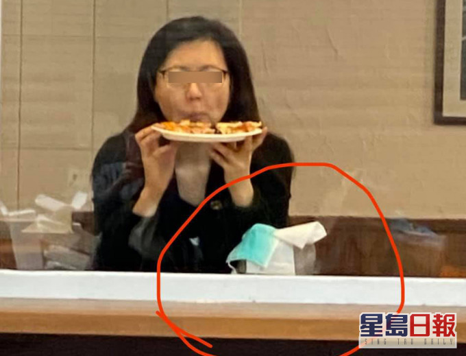 餐廳女食客將用過的口罩攝入紙巾盒。 「連儂牆.com.hk」FB圖