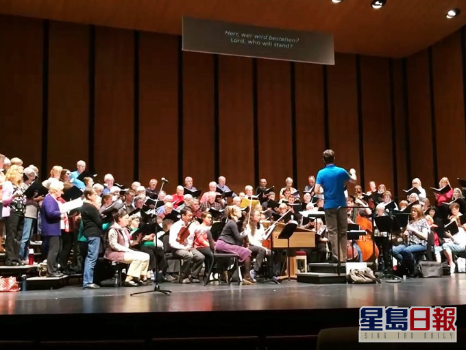 美国一个合唱团45人怀疑染疫,2人死亡。(Skagit Valley Chorale Facebook图片)