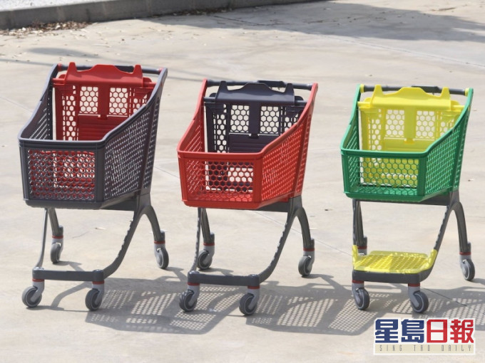 各國對超市手推車已加強消毒工作。示意圖