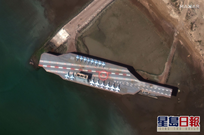 伊朗在霍尔木兹海峡部署航母模型。 AP