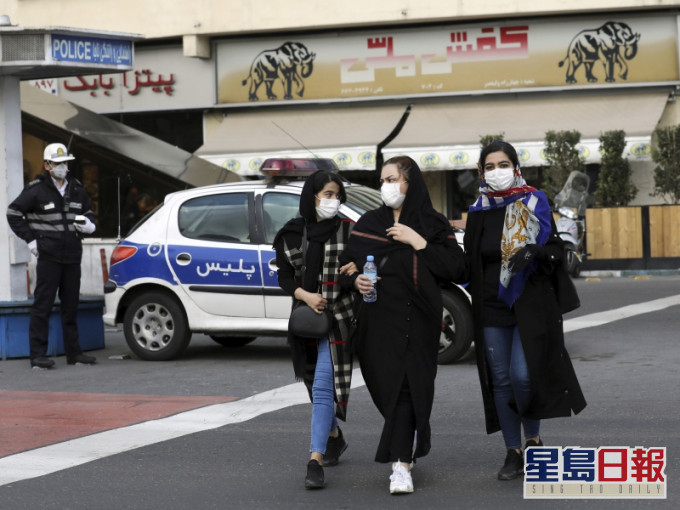 伊朗首都德黑蘭人流明顯減少,街上的人普遍戴口罩,報章廣泛報道疫情。AP