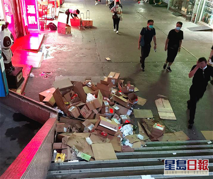 水貨客在澳門街頭遺留大堆垃圾。澳門高登起底組圖片