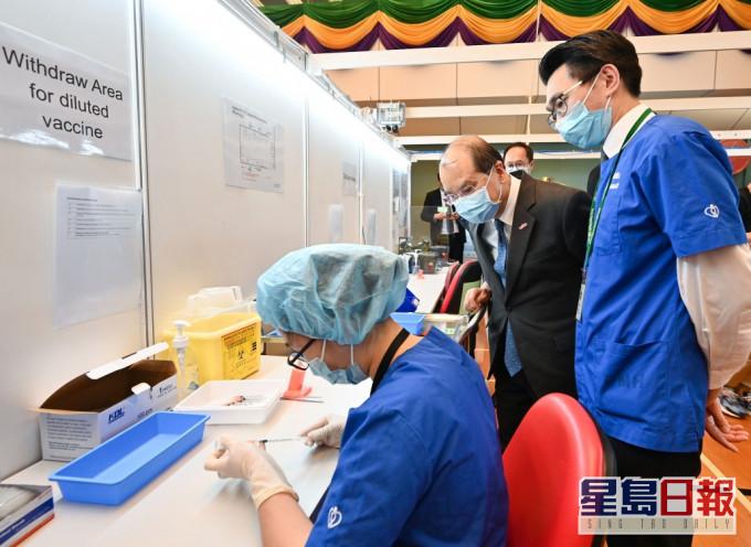 張建宗視察社區疫苗接種中心。張建宗網誌圖片