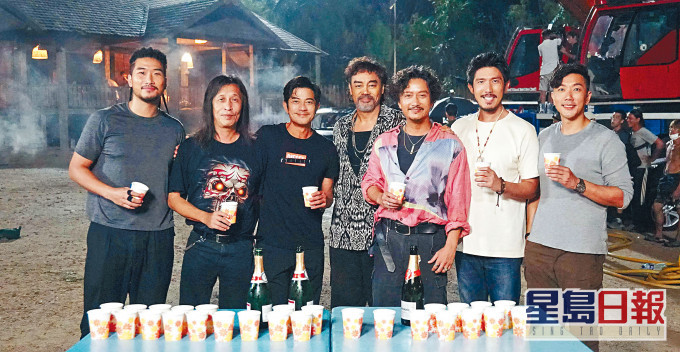 城城、青雲相繼殺青,和謝君豪、劉浩龍等繼續飲酒!