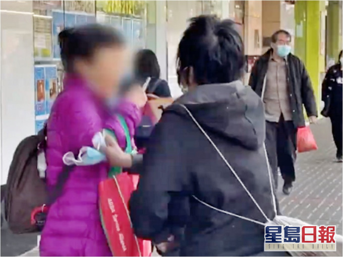 牛頭角神秘女子隨機襲擊途人,更會扯掉途人的口罩。影片截圖