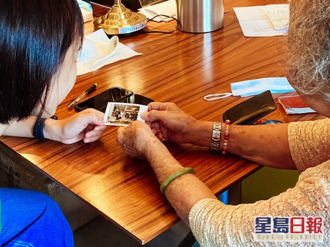 婆婆记恩40年终觅恩公道谢。连桷璋图片