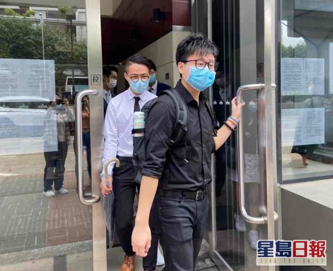 次被告锺展鸿(前)、首被告何梓聪(后)。陈楚琨摄