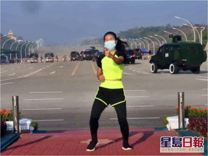 緬甸一名女子於政變現場跳舞,影片瞬間於網上瘋傳。網圖