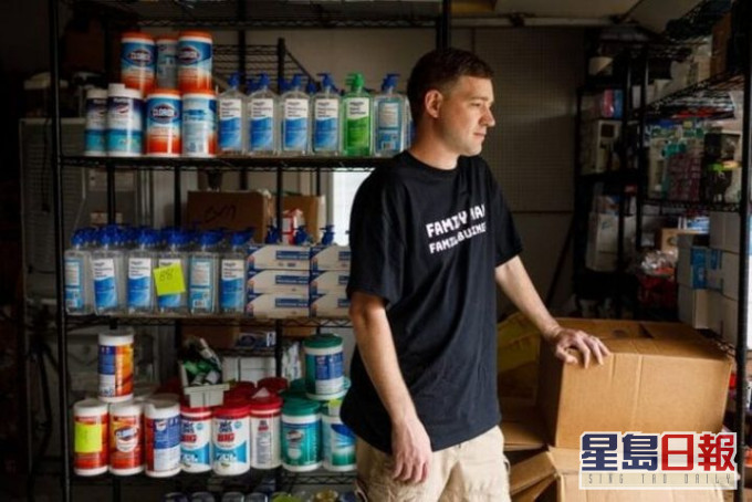 Matt以高价于 Amazon放售酒精搓手液、湿纸巾等防疫物资。 纽约时报图片