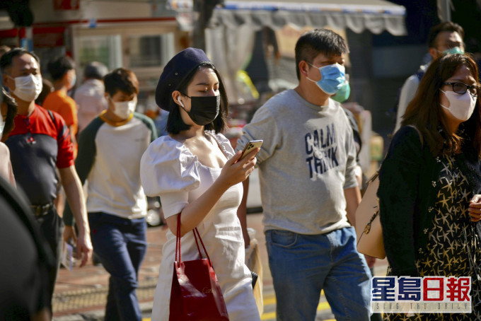 約五成五受訪市民認為4月的疫情與3月相比緩和了。 資料圖片