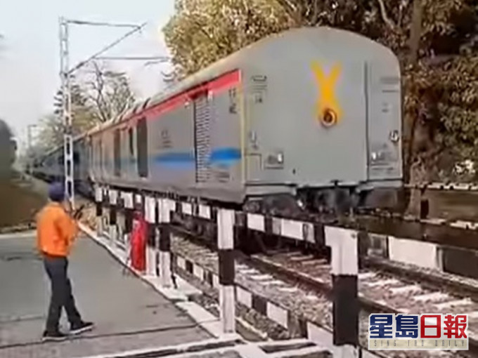 目击者拍下的火车逆向行驶的影片。(影片截图)