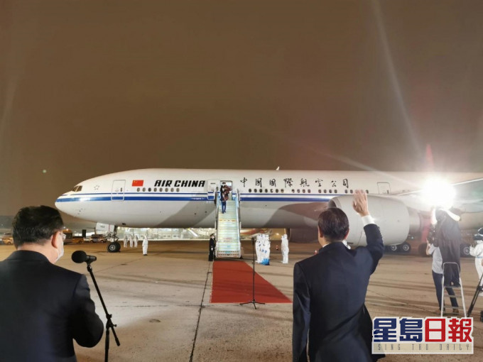 王毅親自到機場迎接中國駐休斯敦總領館館員。
