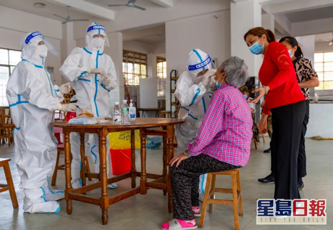 瑞丽进行全员核酸检测。(新华社图片)