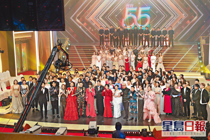 ■TVB《萬千星輝賀台慶》昨晚隆重舉行，過百藝員盛裝亮相。