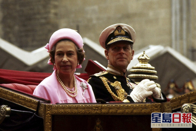 菲臘親王與英女皇伊利沙伯二世相廝相守73年。AP資料圖片