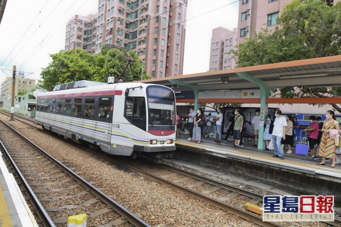 有網民聲稱搭過輕鐵後感覺新界西北的市民質素特別低劣,引來激烈爭議。資料圖片